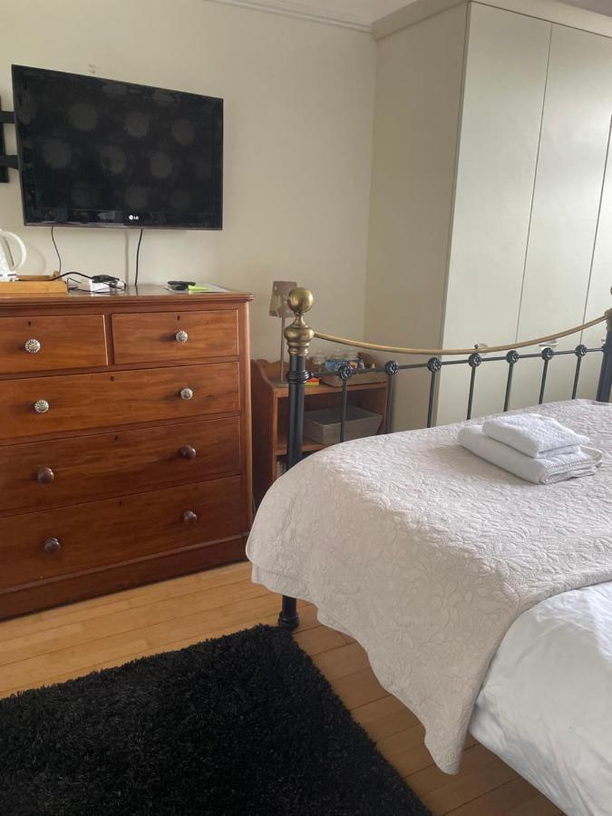 King Size Bed & En Suite Rolled Top Bath Private Lane Χαρογκέιτ Εξωτερικό φωτογραφία